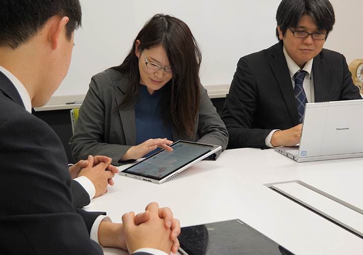 写真:ノートPCとして、タブレットとして、一人ひとりの仕事のスタイルに合わせて使い分けられます。