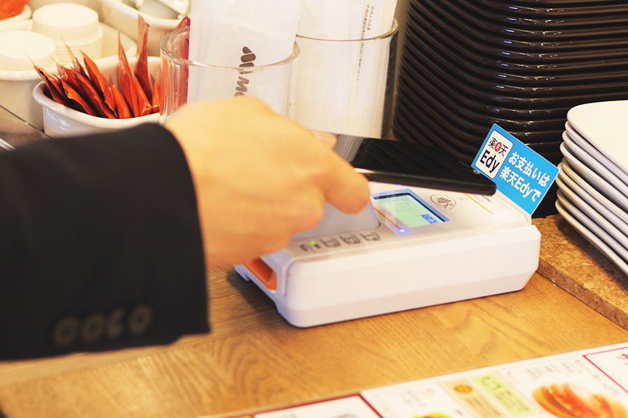 写真:今後、対応を想定しているスマートフォン決済への対応のイメージ。Apple Payなど電子マネー、自社カードであるモスカードなどの取り扱いを視野に入れている。