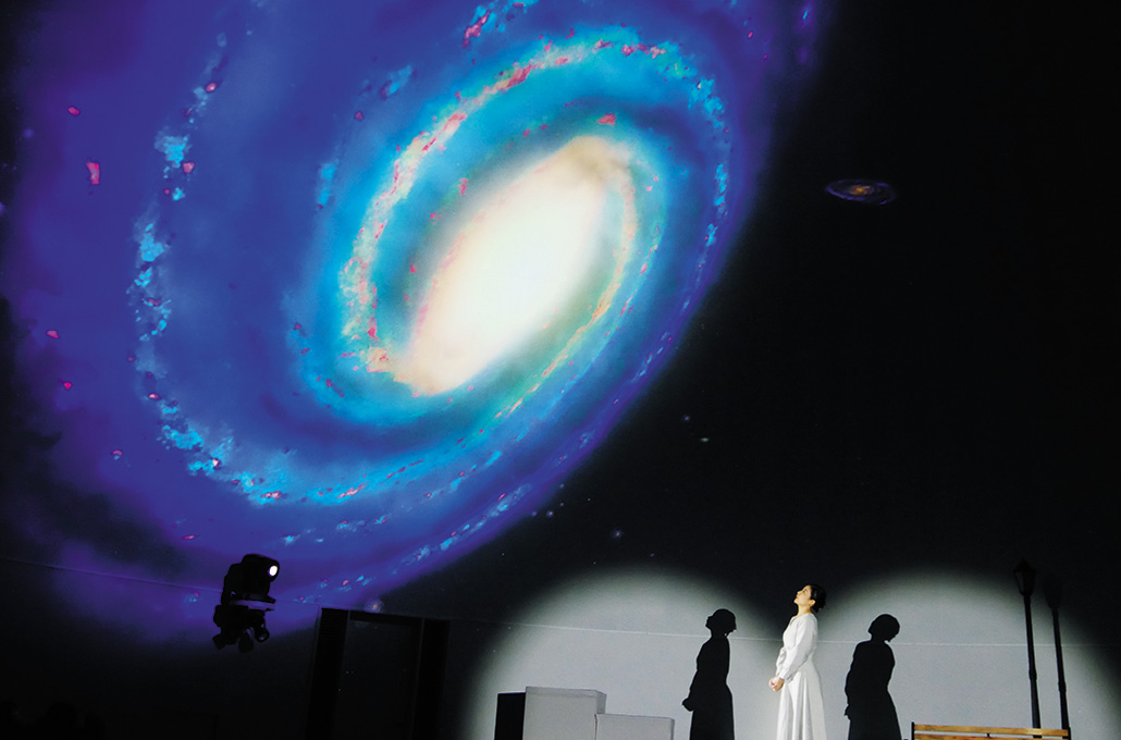 写真:床からドーム天頂にかけて空間全体を包み込むように 最大8Kの高解像度映像が投写される(DOME1)