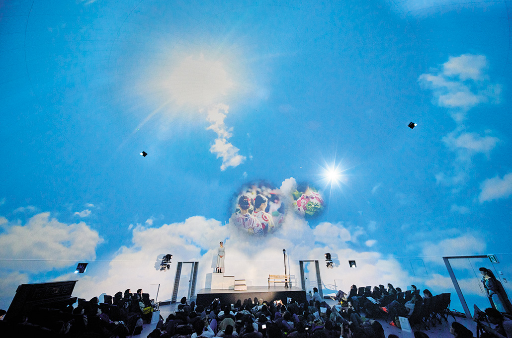写真:高輝度プロジェクターによりこれまでにない没入感を体験できる(DOME1)