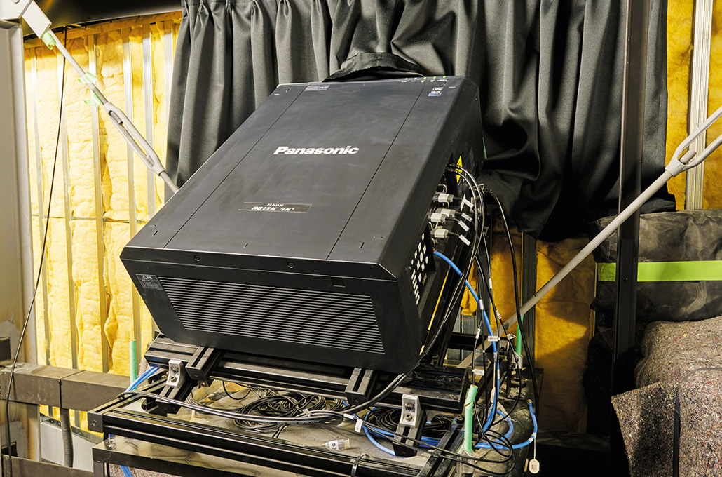 写真:4K対応の3チップDLP®方式プロジェクター PT-RQ13KJ