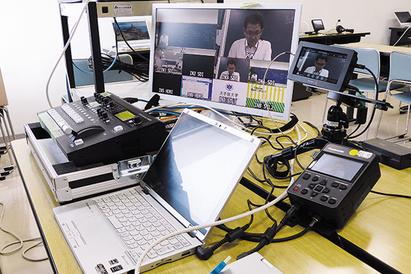 写真：ライブ配信時のシステム。記録用にPOVCAMが活躍している