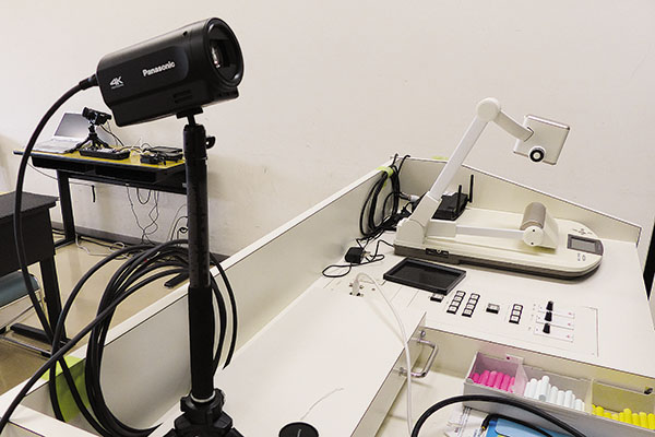 写真：演台に置かれたPOVCAMのコンパクト・カメラヘッドAG-UCK20GJ