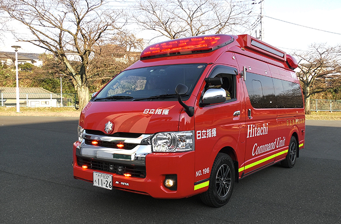 写真:指揮隊車より災害現場での各種活動を指揮