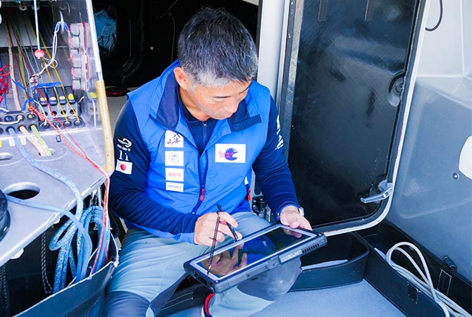 写真：船室外での作業は取り外して使えるデタッチャブル端末CF-33が重宝