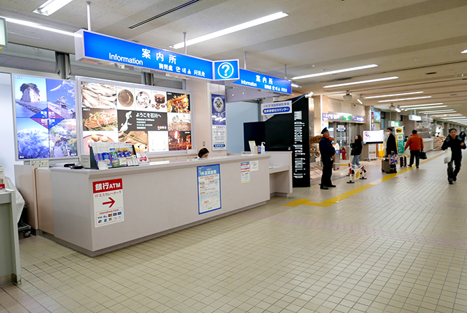 写真：窓口で向かい合って話す場面に適合