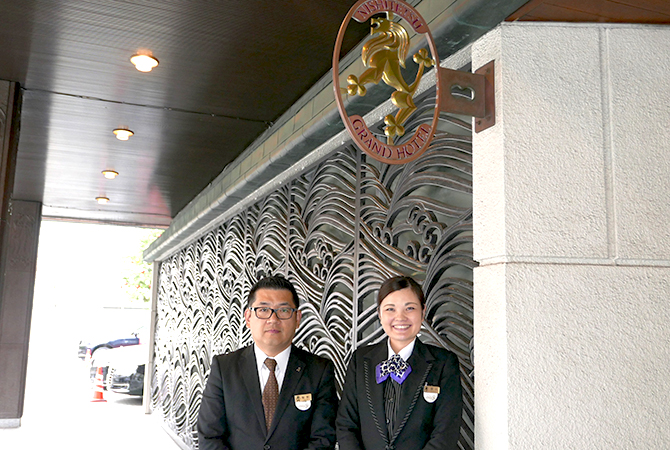 写真：西鉄グランドホテル 宿泊部 グランド宿泊担当 支配人 梅野様(左) 宿泊部 ゲストリレーションズ 彌永様(右)