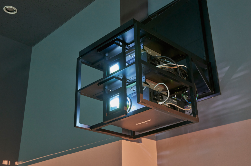 写真：2012年から3Dシアターに 設置され現在も活躍している PT-DZ6700