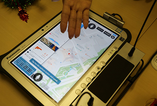 写真:音声による検索機能を活用して、スムーズにご案内