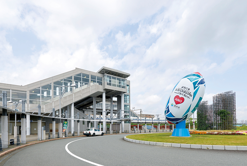 写真:愛野駅南口に設置されたラグビーボール形の巨大モニュメント