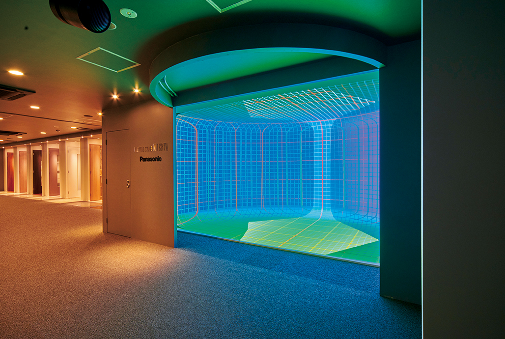 写真:ライフソリューションズ社独自のVRソフトで映像を調整して投写する