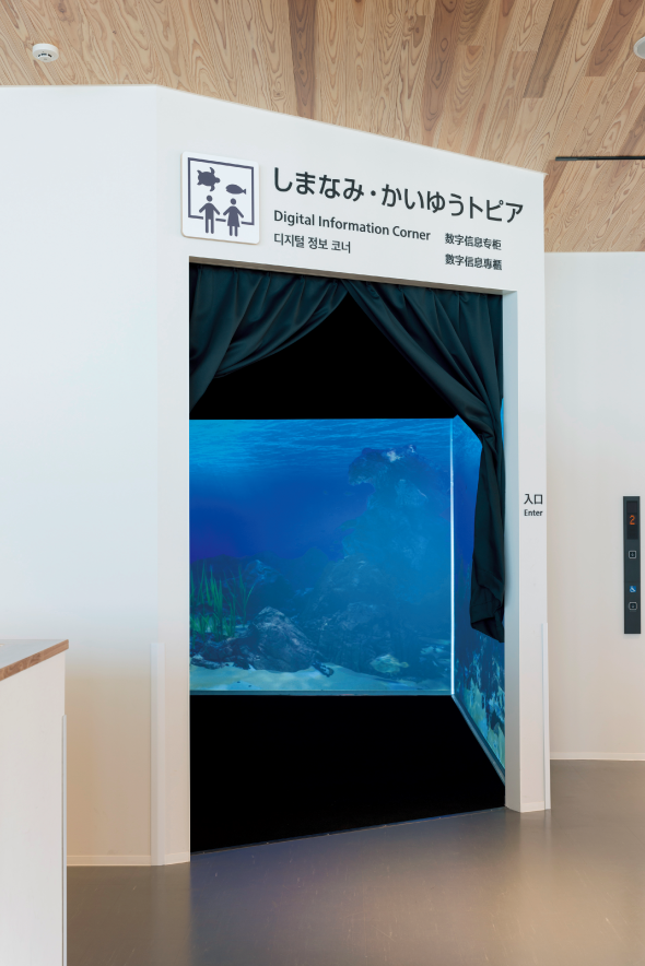 写真:常に暗幕が閉じている出入口の様子