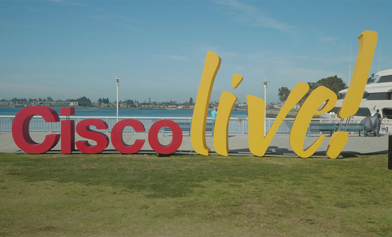 写真：「Cisco live!」のモニュメント