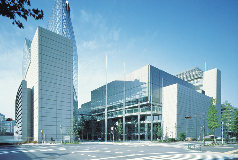 写真：徴的な外観の「東京国際フォーラム」。東京を代表するランドマークのひとつ