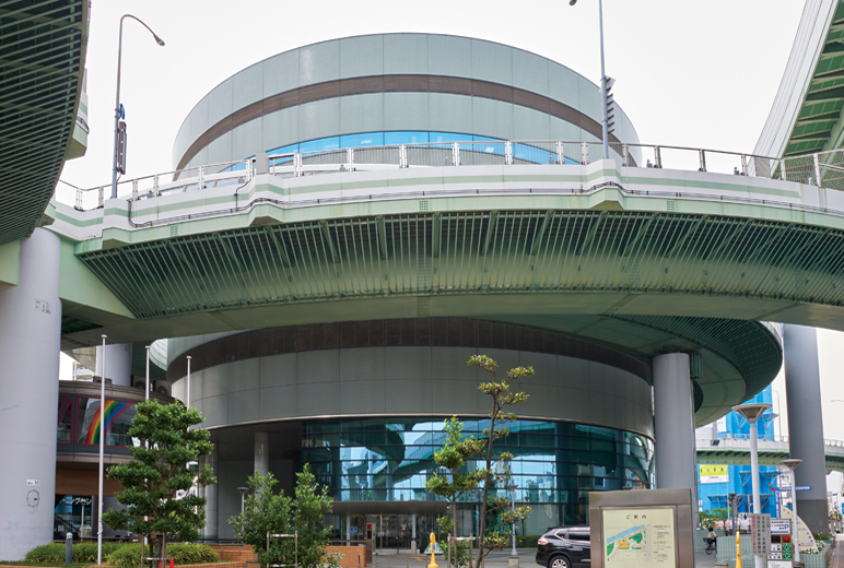 写真:高速道路が取り巻く特長的な場所に建つ本社ビル