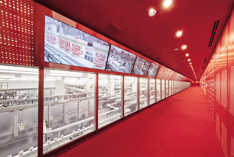 写真:「NISSIN RED」で統一された工場見学ルート