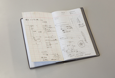 写真：タフパッド導入前に地盤の状況や作業工程の記録を手書きで行っていた「野帳」