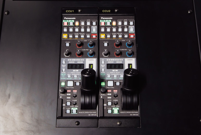 写真:2台のリモート オペレーションパネルAK-HRP200G