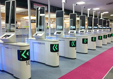 画像:パナソニックの顔認証技術を使用した、空港の顔認証ゲート