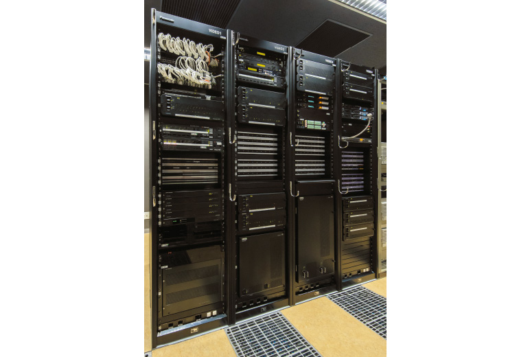 写真：福岡放送のラック室