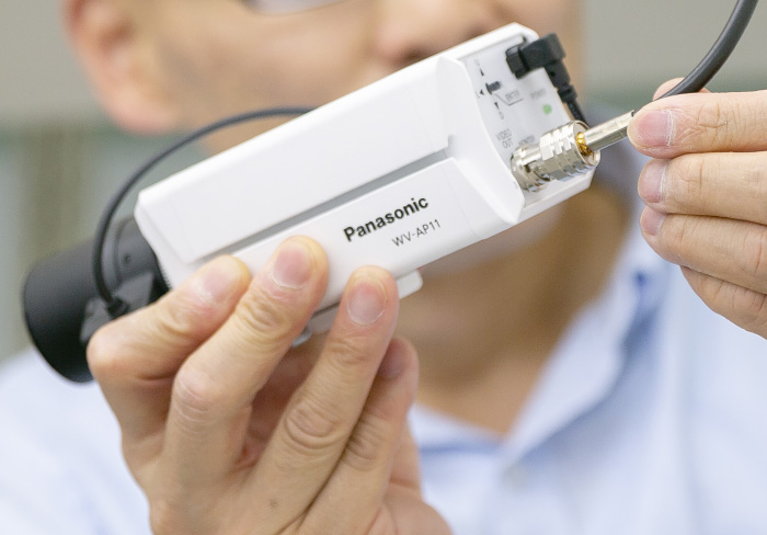 同軸ケーブル1本にフルHDの映像信号と電源を重畳。最長500mまでの長距離伝送可能