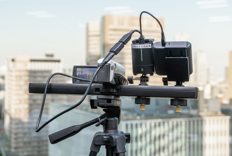 写真:ビデオカメラにPressITとUSB給電機器をつないだ様子