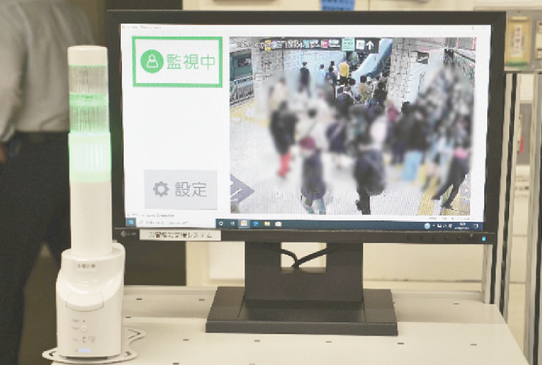写真:モニタ室で混雑状況を確認後、必要に応じて現場へ急行