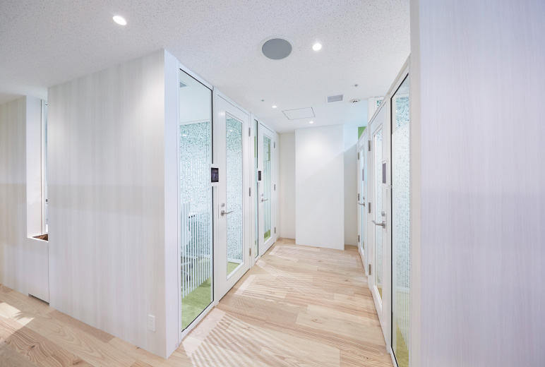 写真:17の個室すべてに顔認証入退端末を設置