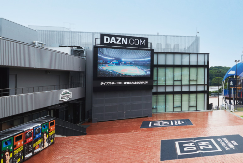 写真：DAZNデッキに設置された高さ3.4m、横幅6.1mのDAZNビジョン