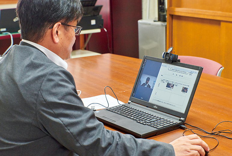 写真:Screen Transferソフトウェアでカメラ映像と資料を複数の教室に配信