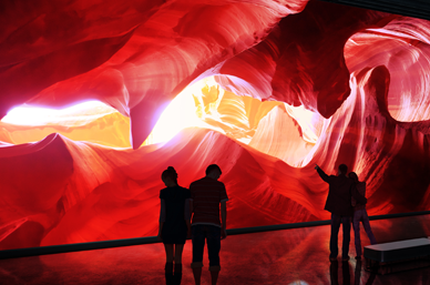 高輝度プロジェクターによる空間演出の例