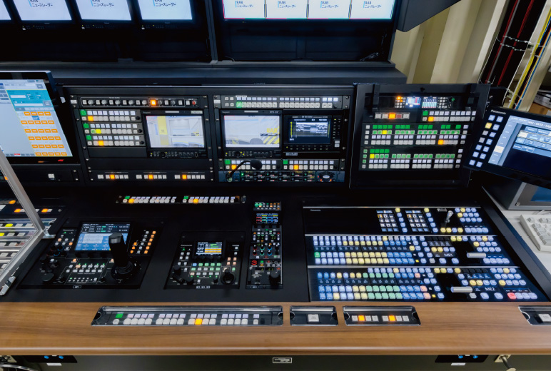写真:ライブスイッチャーAV-HS6000とROP、リモートカメラコントローラー