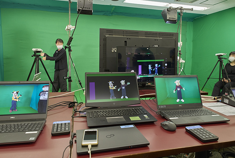 写真：大阪松竹座にて、演者がAzure Kinectの前でパフォーマンスを行う様子