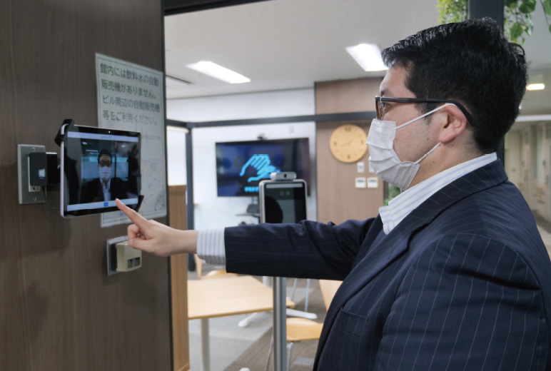 写真：利用時に顔認証で座席と時間を確認