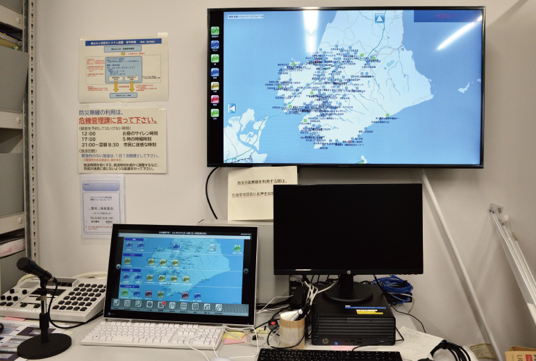 写真:市内のスピーカーや戸別受信機への放送を行う防災行政無線システムの操作卓。