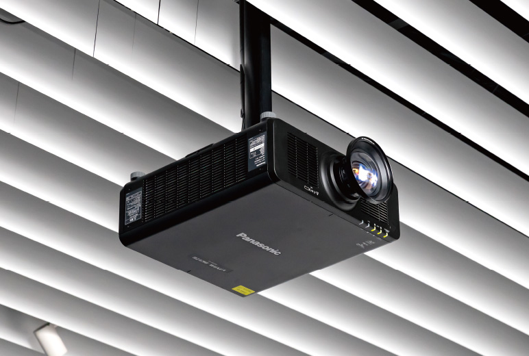 写真:最初のエリアの天井に設置された1チップ DLP®レーザープロジェクターPT-RZ690JLB