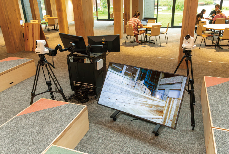 写真:客席から映像や画像を確認できる移動型のTH-43EQ2JとリモートカメラのAW-HE20W