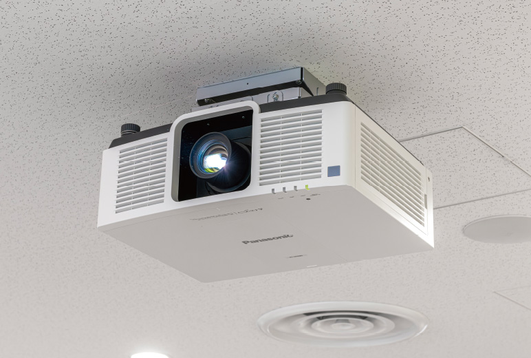 写真:120型スクリーンへ投写する液晶レーザープロジェクターPT-MZ880J