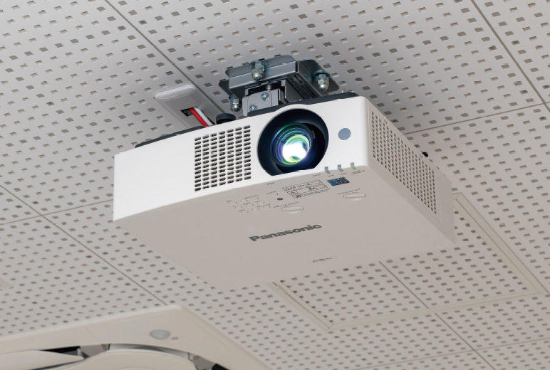 写真:6,200 lmの光出力で100型スクリー ンへ投写する小教室のPT-VMZ61J