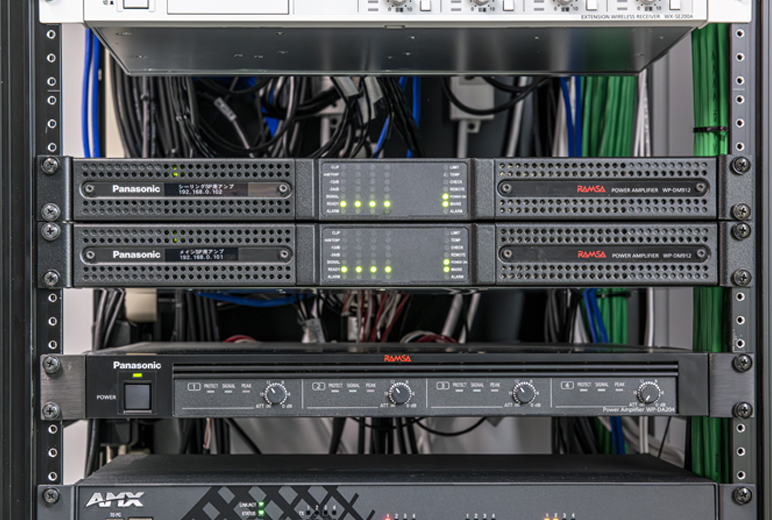 写真:RAMSA デジタルパワーアンプWP-DM912とWP-DA204