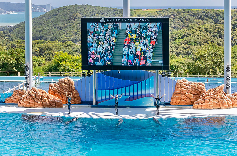 写真:大型ビジョン