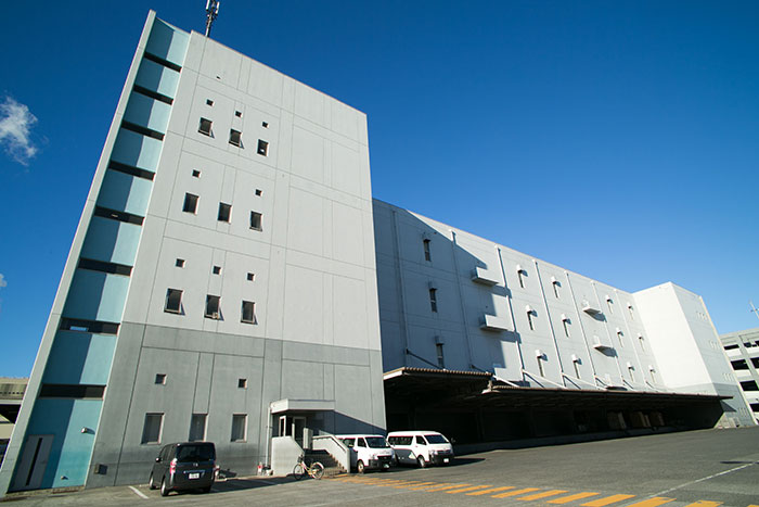 オートストアが稼働するホームロジスティクスの東日本通販発送センター