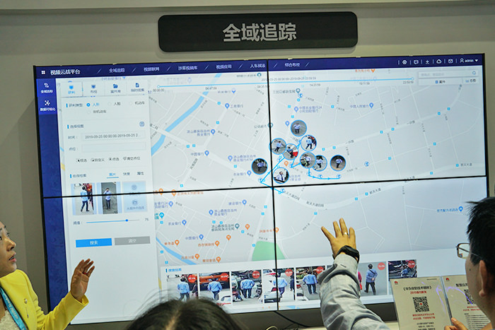 中国公共安全エキスポでのファーウェイ社の展示。ターゲットの移動経路を地図上にわかりやすくマッピングする