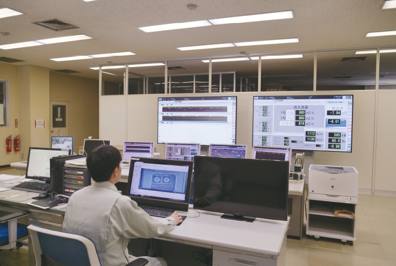 写真:中央操作室から監視
