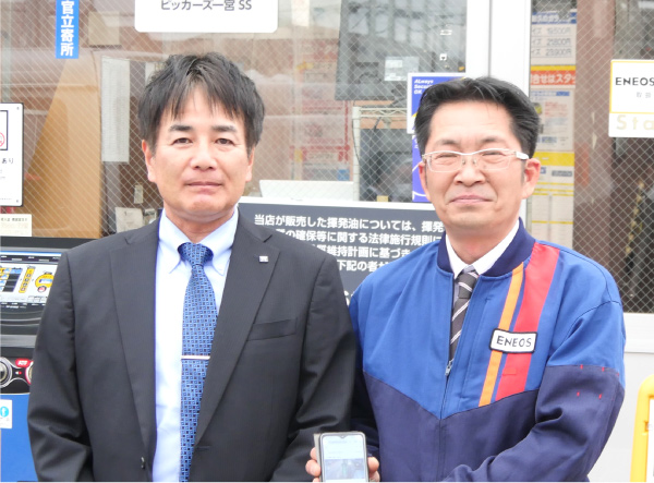 ユアサ燃料株式会社 直売営業本部 次長 窪田 典一様（写真左） Dr.Driver 一宮インター北店マネージャー 木津谷 正信様（写真右）