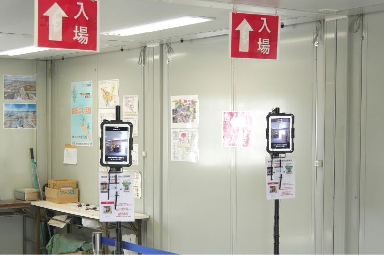 写真:5台の顔認証端末(タブレット)を配備し、5レーンで工事エリアへの入退場を管理