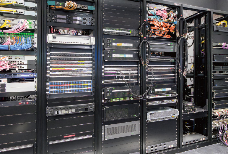 写真:2サブのラック架。IP化でルーターも不要になり、VIDEO架が2本に収まる省スペースを実現