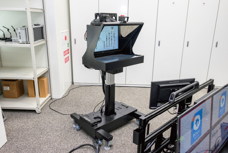 写真:プロンプターには4KリモートカメラAW-UE160Kを活用。