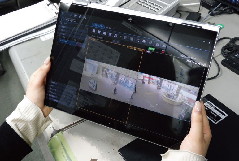 写真:防災センターの専用端末(タブレット)