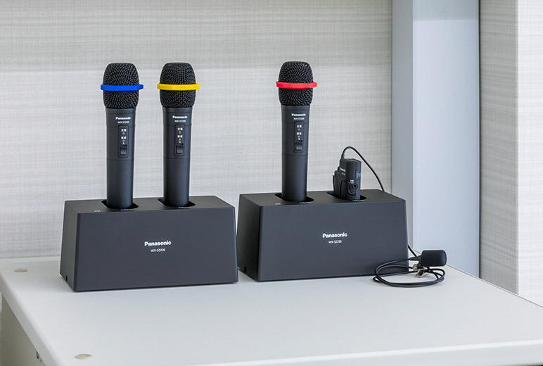 写真:各講義室には1.9GHz帯のワイヤレスマイクを設置し、授業や会議での複数本使用に対応。